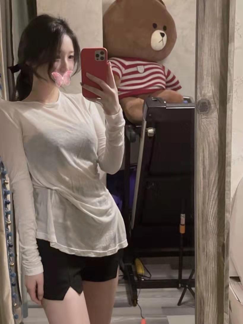杨浦感受小美女莉莉的美腿滋润 第2张