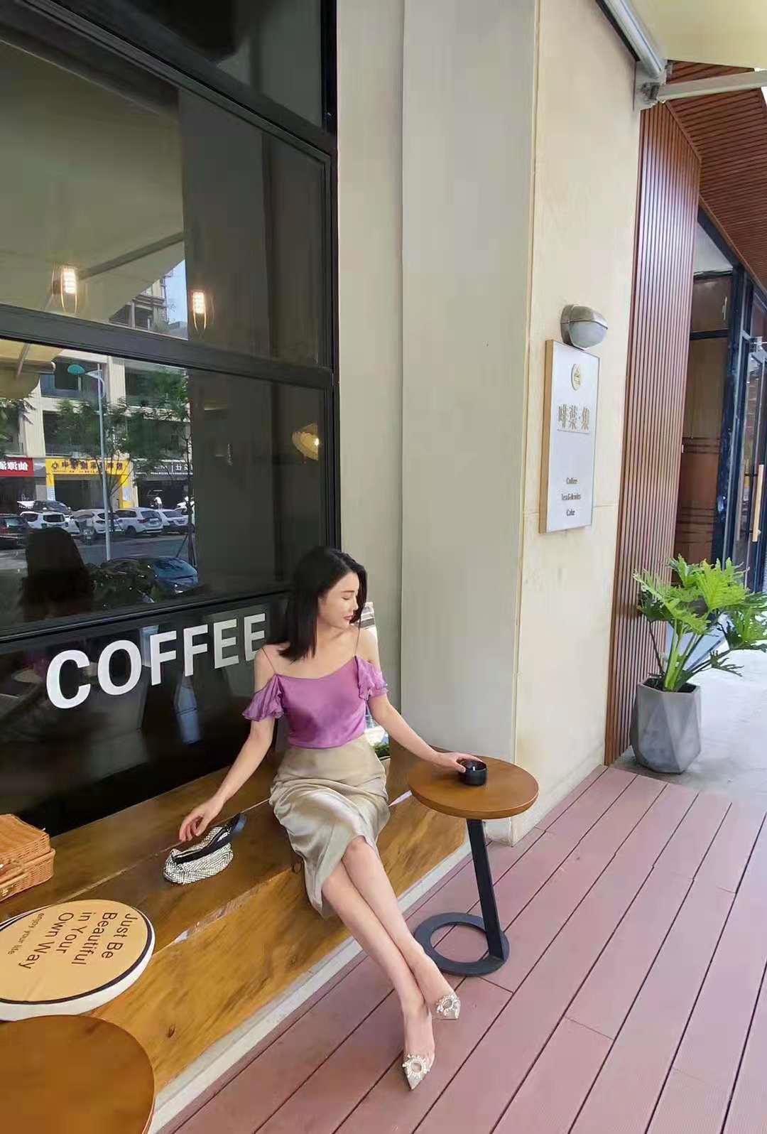 龙华娇小身材的喵喵 第2张