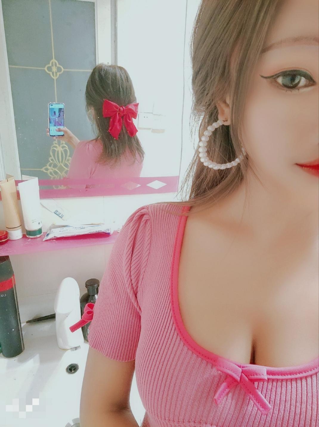 胸大骚气的娇羞小妹儿,黑色的丝袜真诱人 第1张
