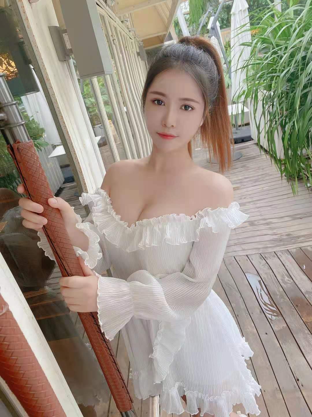 自广东的大波嫩妹，外表淑女上床很会发浪，后入爽度爆炸 第1张
