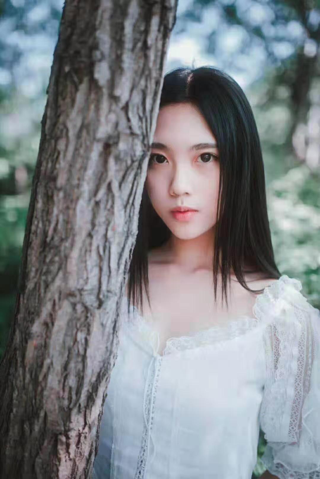 科学馆买衣服的女孩 第1张