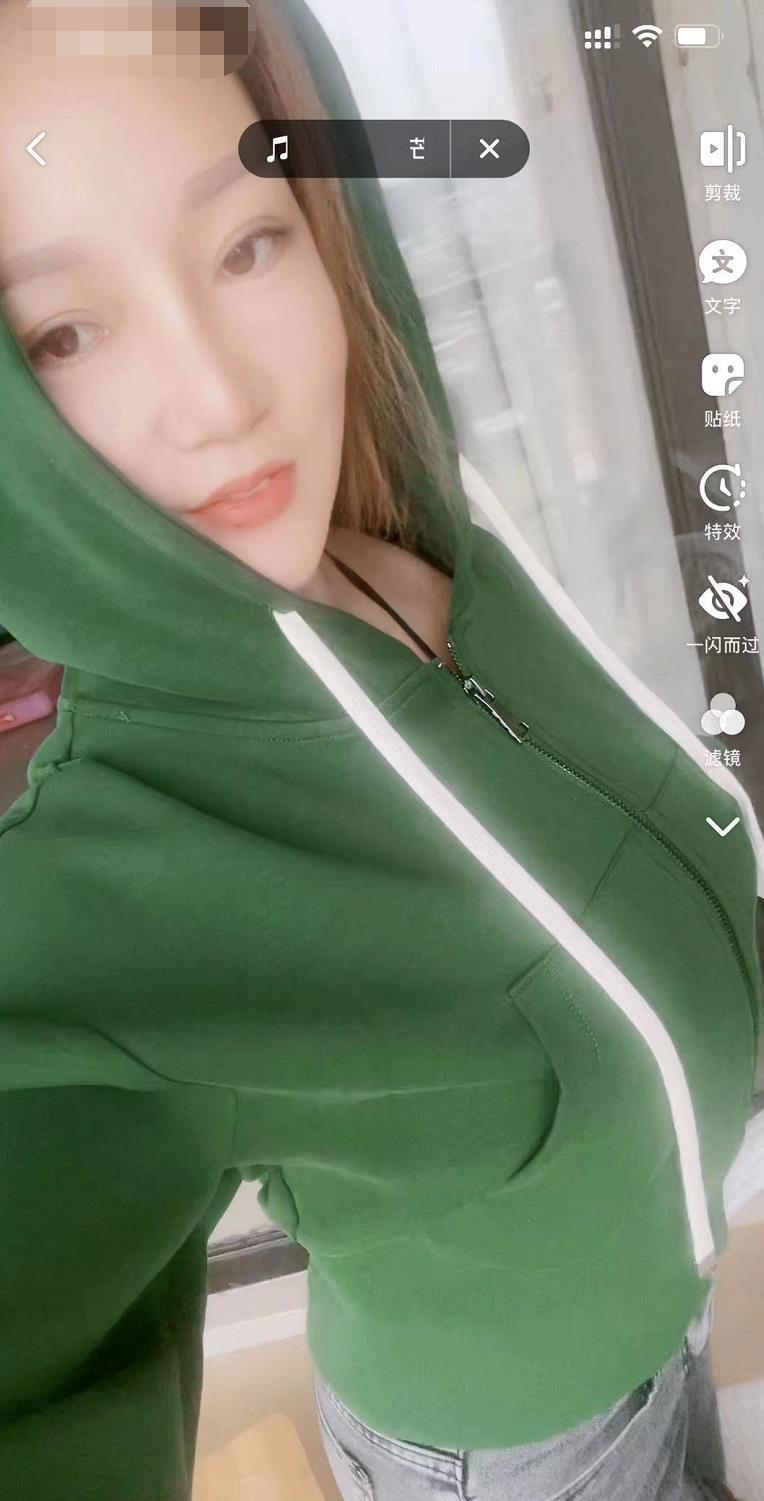 韵味十足的千爱，喜欢她穿黑丝的感觉 第2张