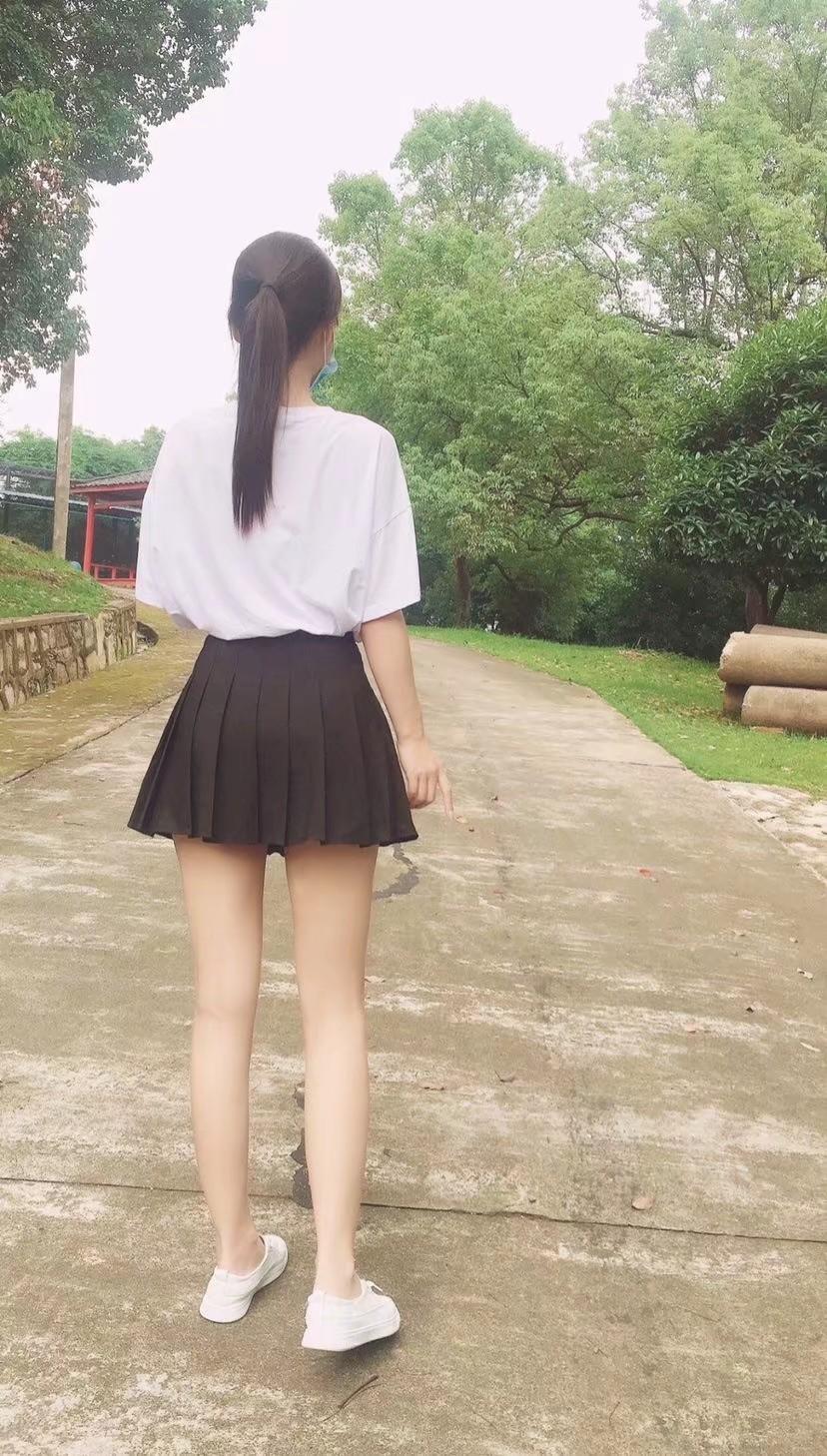 又白又软的“小薇娅”，A4腰腿玩年 第1张