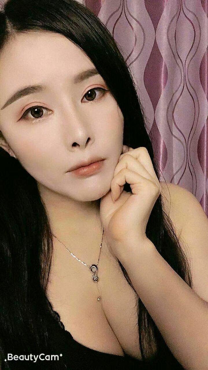 白云肤白高挑美胸美女 第1张