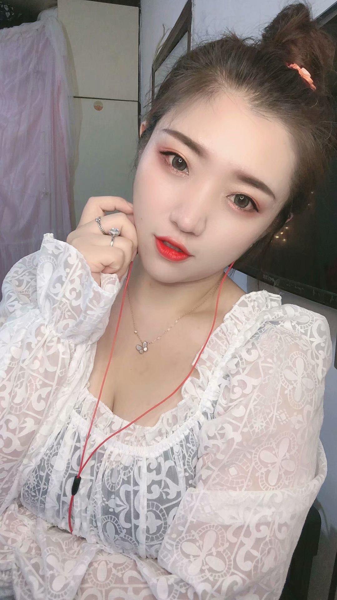 单次300性价比超高的白净妹子 第1张