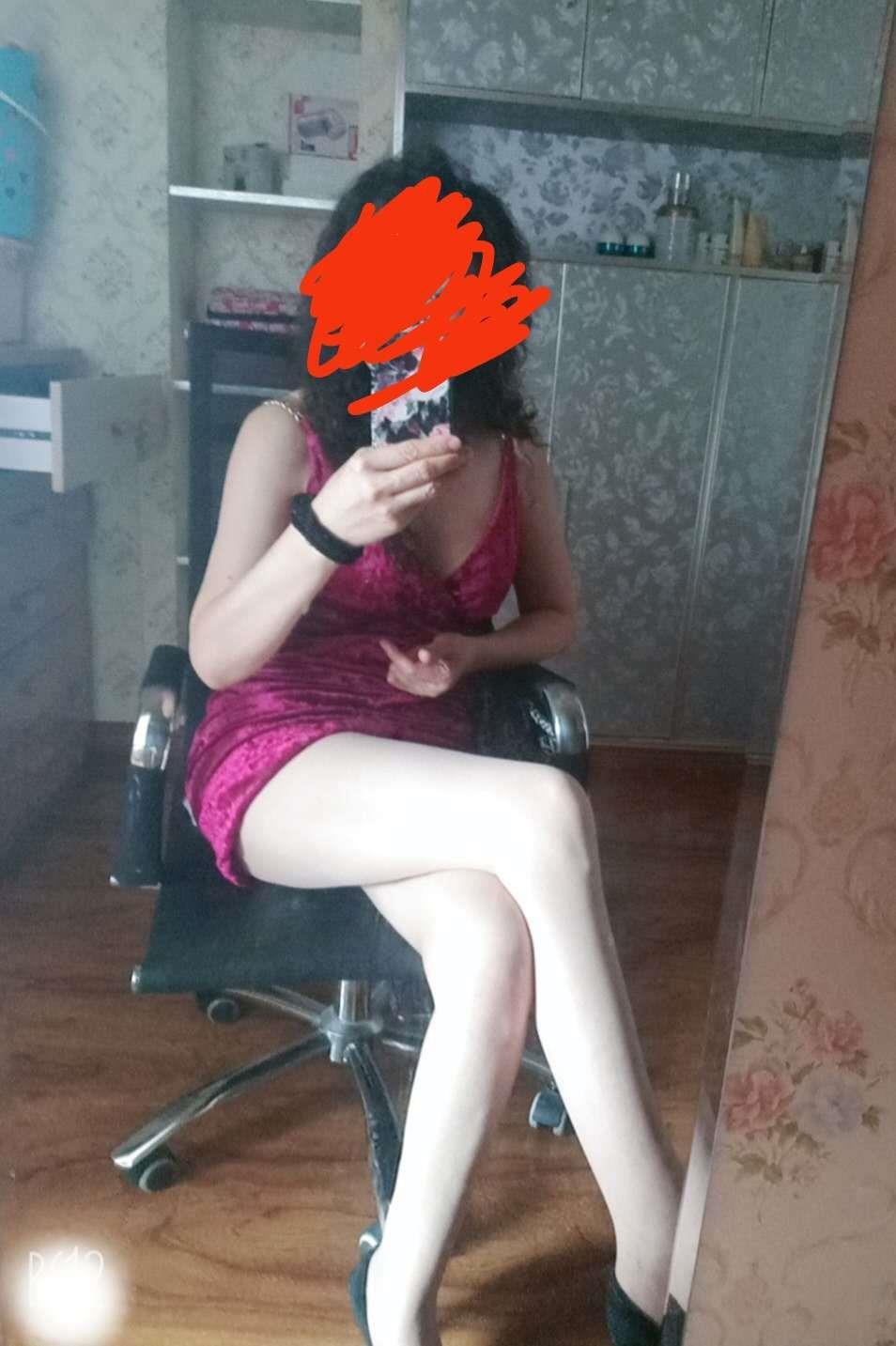 西塔妹子腿长肤白 第4张