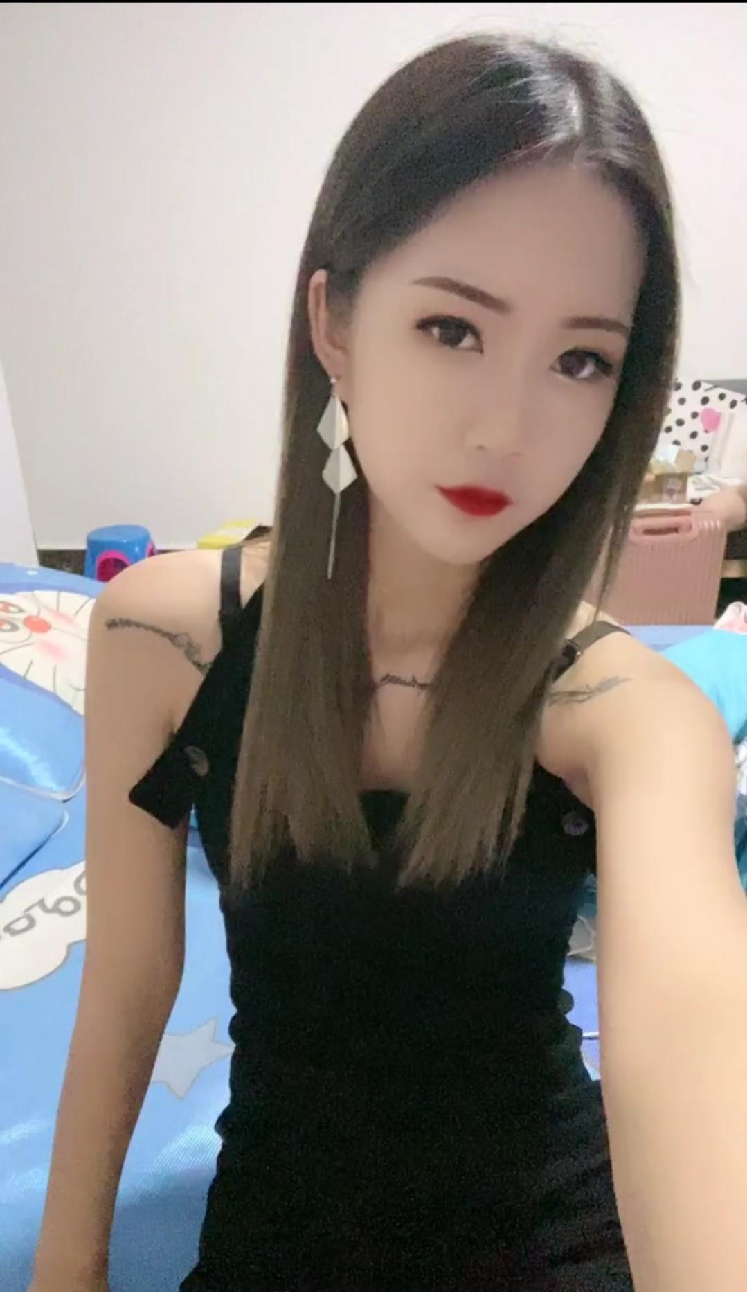 纹身小姐姐毛少水多会调情 第1张