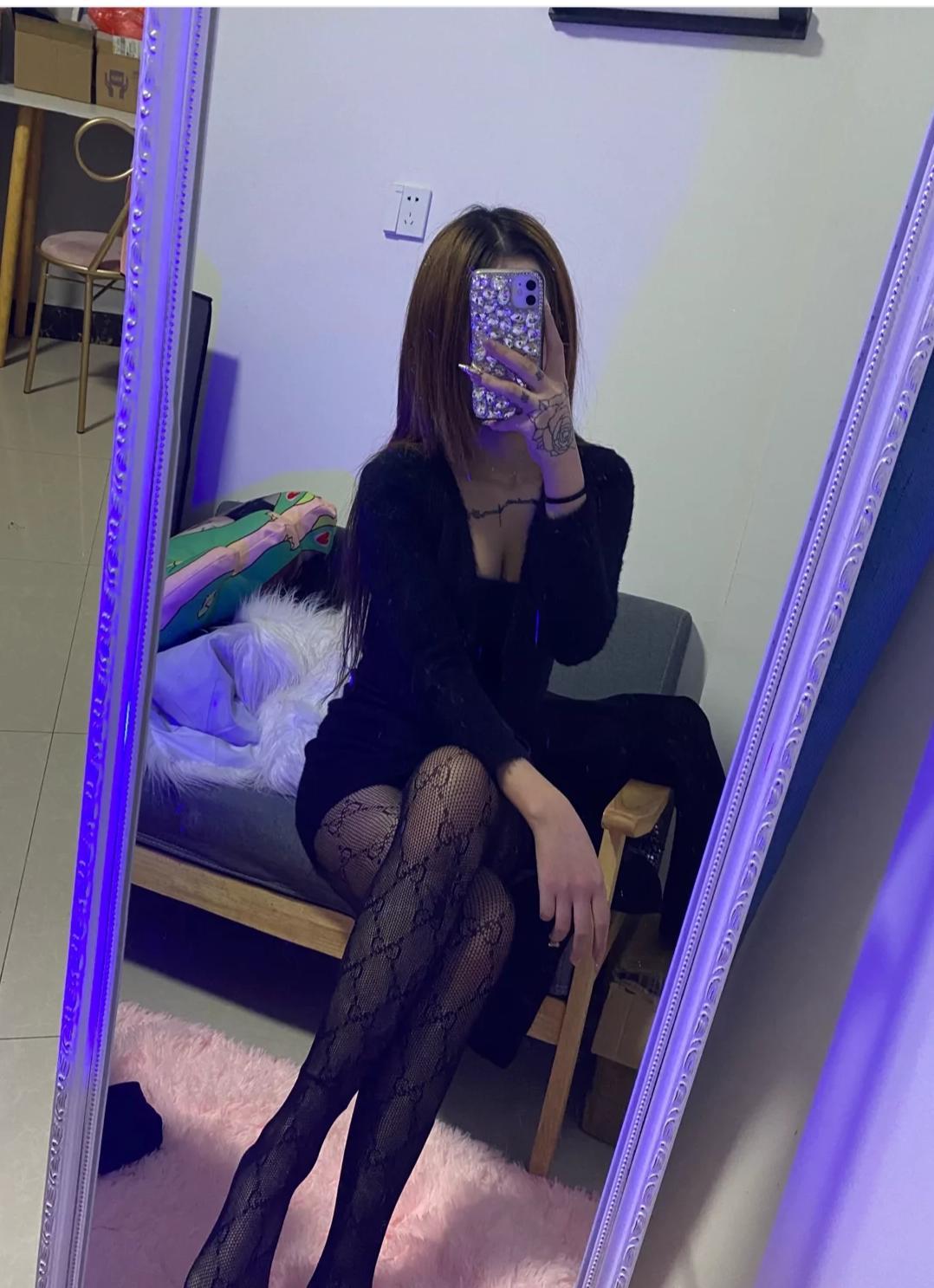 纹身小姐姐毛少水多会调情 第2张
