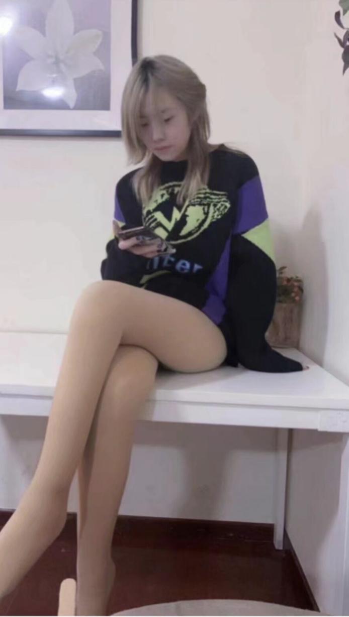 身高172的清纯高中女生回归,纯的出水,紧紧大长腿配粉鲍 第1张